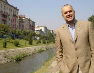 Kryeministri Rama uron ditën e verës