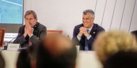 Hahn na i shuan shpresat: Nuk e di kur do t’u hiqen vizat kosovarëve