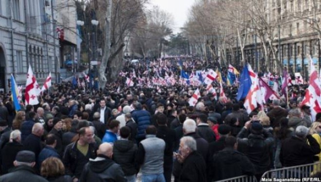 Gjeorgji: Mijëra demonstruan kundër qeverisë