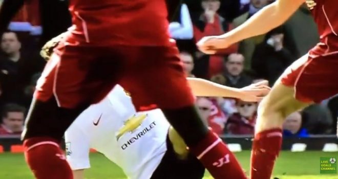 E turpshme: Gerrard skuqet pas 1 minute lojë (Video)