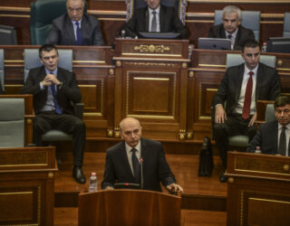 Isa Mustafa s’mund t’i kontrolloj nervat: E quan gomar Albin Kurtin
