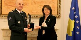 Jahjaga dekoron Kastratin me “Urdhërinë e Pavarësisë”, për kontributin në FSK