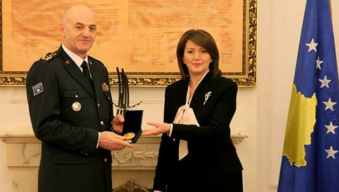 Jahjaga dekoron Kastratin me “Urdhërinë e Pavarësisë”, për kontributin në FSK