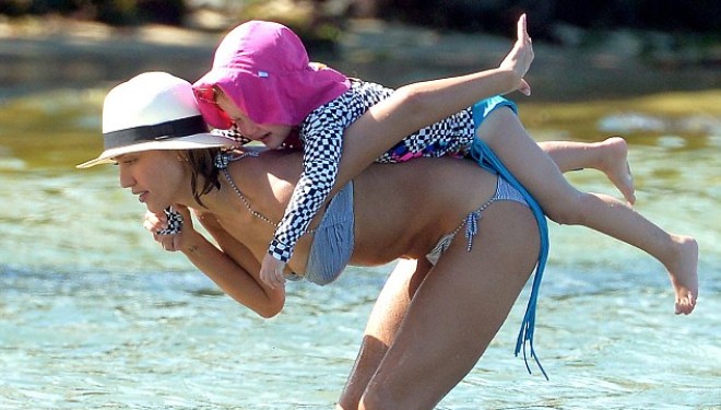 Jessica Alba një mama e adhurueshme (Foto)