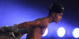 Bieber ankohet për jetën si VIP (Foto)