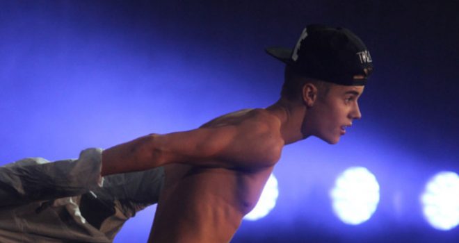 Bieber ankohet për jetën si VIP (Foto)