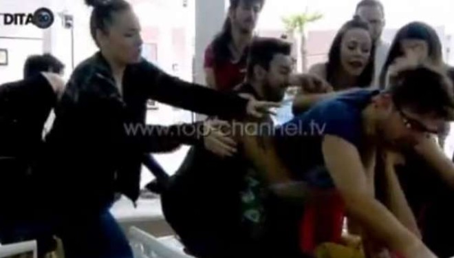Big Brother 8 , Kika kap për fyti Albën, pasi i tha “të dua” (Foto)