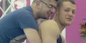 Kika nga Peja ngacmon djemtë e BigBrother’it – A është homoseksual?