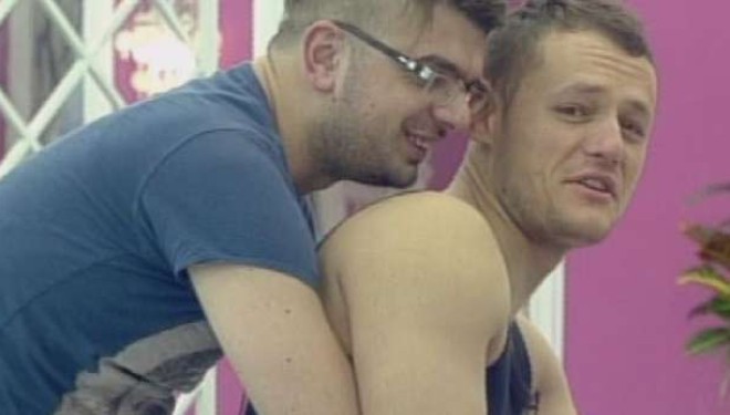 Kika nga Peja ngacmon djemtë e BigBrother’it – A është homoseksual?