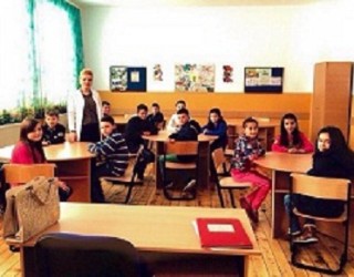 Nxënësit rinovojnë klasën e tyre në Bukosh të Suharekës (Foto)