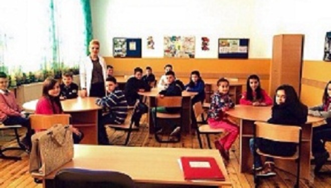 Nxënësit rinovojnë klasën e tyre në Bukosh të Suharekës (Foto)