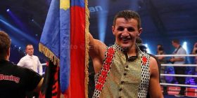 Skandal: Bastet e bëjnë serb Krasniqin! (FOTO)