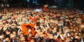 Natë e zhurmshme në Elbasan nga festa kuqezi
