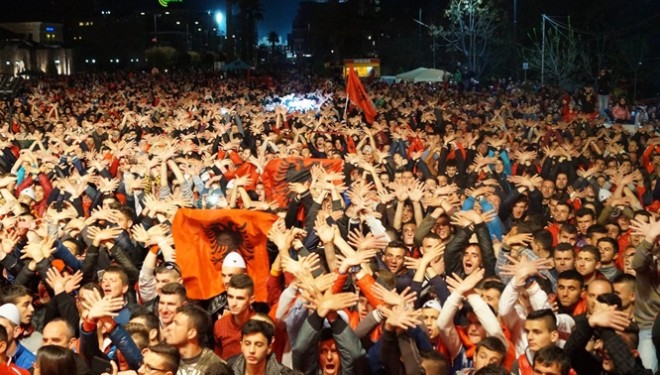 Natë e zhurmshme në Elbasan nga festa kuqezi