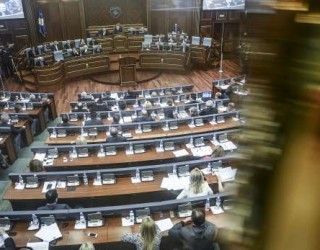 Çka po ndodh në Kuvend || PDK e braktis seancën! (FOTO)