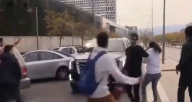 E tmerrshme: Messi tentoi t’i shkelë tifozët me makinë (VIDEO)
