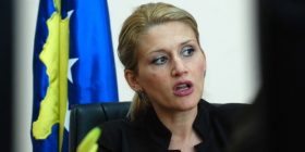 I thyhet vetura Mimoza Kusarit, i vidhet kuleta dhe disa dokumente