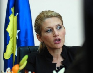 I thyhet vetura Mimoza Kusarit, i vidhet kuleta dhe disa dokumente