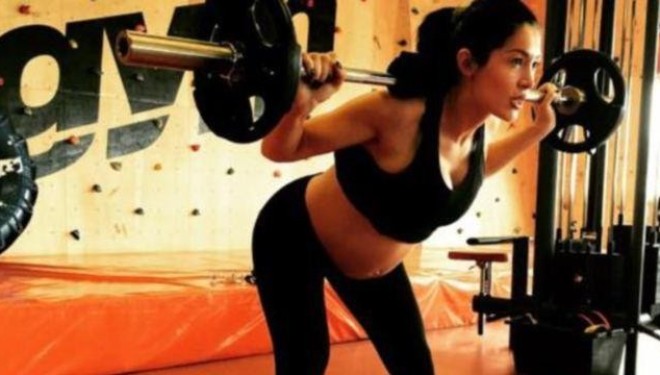 Nora ngre pesha të rënda edhe gjatë shtatzënisë! (Foto)