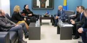 Mustafa priti familjarët e veprimtarëve të LDK-së, të vrarë pas luftës