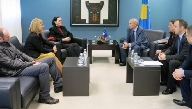 Mustafa priti familjarët e veprimtarëve të LDK-së, të vrarë pas luftës