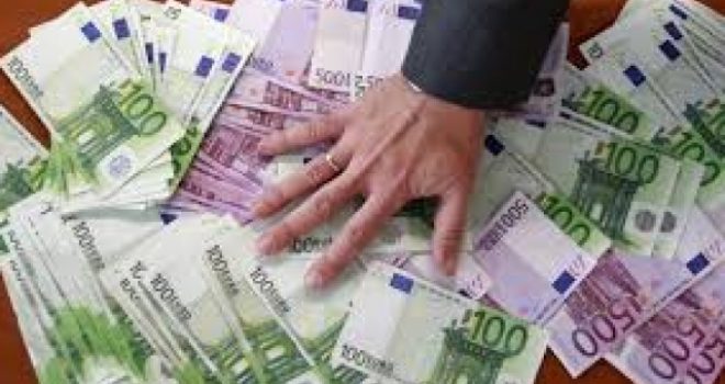 Shqiptarët preferojnë paratë para shëndetit