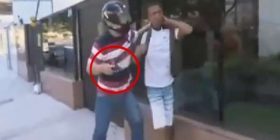 E mban peng me pistoletë, në rrugët e qytetit (VIDEO)