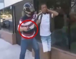 E mban peng me pistoletë, në rrugët e qytetit (VIDEO)