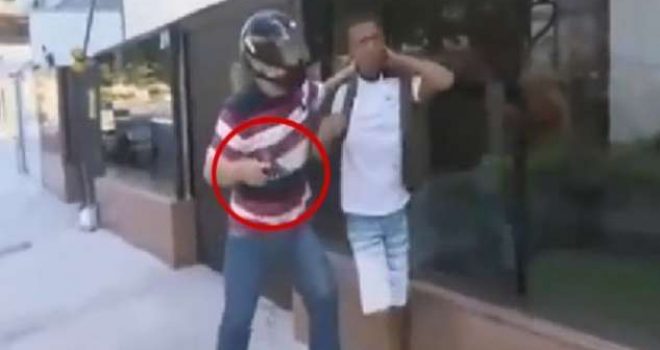 E mban peng me pistoletë, në rrugët e qytetit (VIDEO)