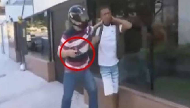 E mban peng me pistoletë, në rrugët e qytetit (VIDEO)