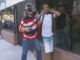 E mban peng me pistoletë, në rrugët e qytetit (VIDEO)