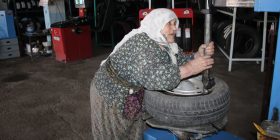 Gruaja turke, Vesile Akin 35 vjet pune si gomiste