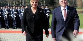 Ia preki pak prapanicën: Kështu e priti presidenti gjerman homologen kroate (Foto)