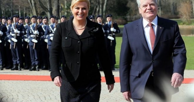 Ia preki pak prapanicën: Kështu e priti presidenti gjerman homologen kroate (Foto)