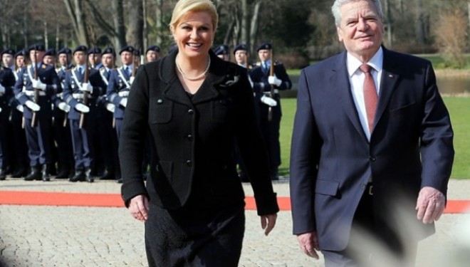 Ia preki pak prapanicën: Kështu e priti presidenti gjerman homologen kroate (Foto)