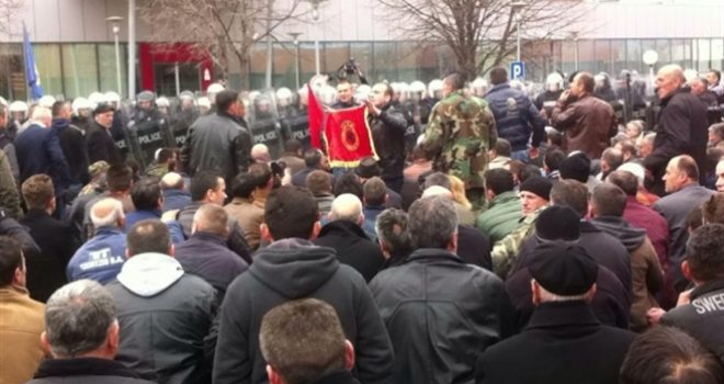 Veteranët kërcënojnë edhe me dhunë Policinë e Kosovës