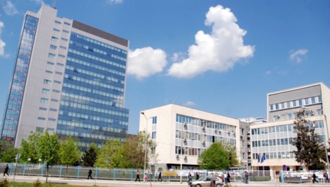 Mbingarkim i administratës shtetërore me staf partiak