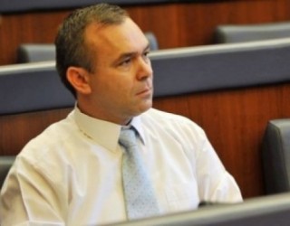 Selimi: Deputetët me votë, mos t’i ngarkojnë Kosovës barrë