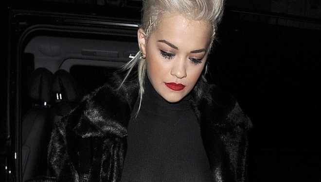 Rita Ora “harron” reçipetat në shtëpi (Foto)