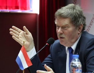 Ambasadori i Holandës: Pse RTK-ja nuk po e transmeton protestën? (Foto)