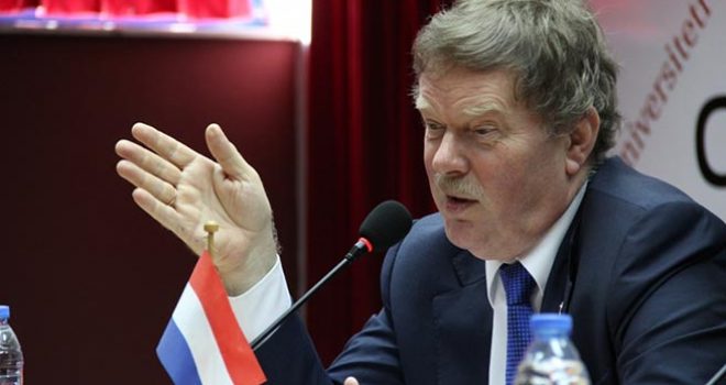 Ambasadori i Holandës: Pse RTK-ja nuk po e transmeton protestën? (Foto)