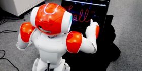 Roboti mëson fëmijët të shkruajnë