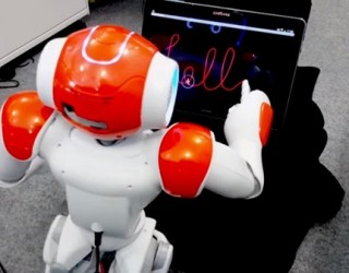 Roboti mëson fëmijët të shkruajnë