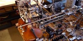 Roboti që luan në violinë (Video)