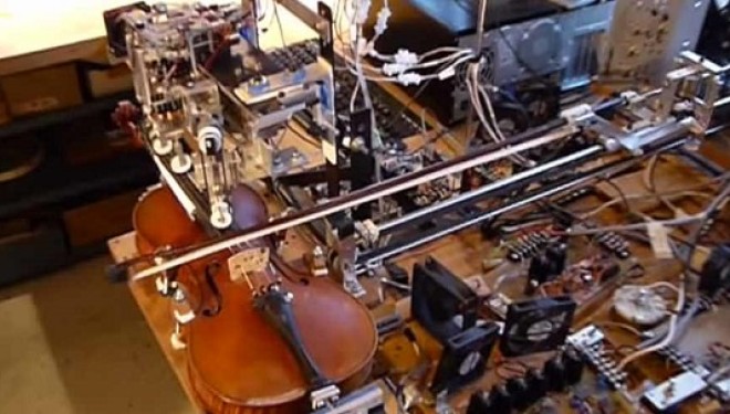 Roboti që luan në violinë (Video)