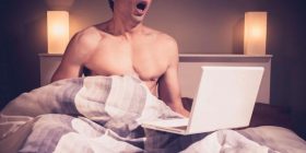 Kërkimet porno? Të rinjtë pëlqejnë MILF