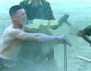 Shikoni si stërviten këto ushtarë korean (VIDEO)
