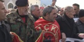 Emocionuese: Veterani i përlotur -“Shkelët mbi gjakun tonë” (Video)