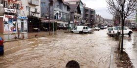 Uji vërshon rrugët e Vitisë (Foto)