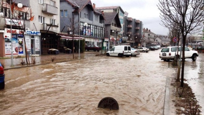Uji vërshon rrugët e Vitisë (Foto)